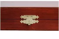 Eleganckie figury szachowe w brązowej drewnianej kasetce